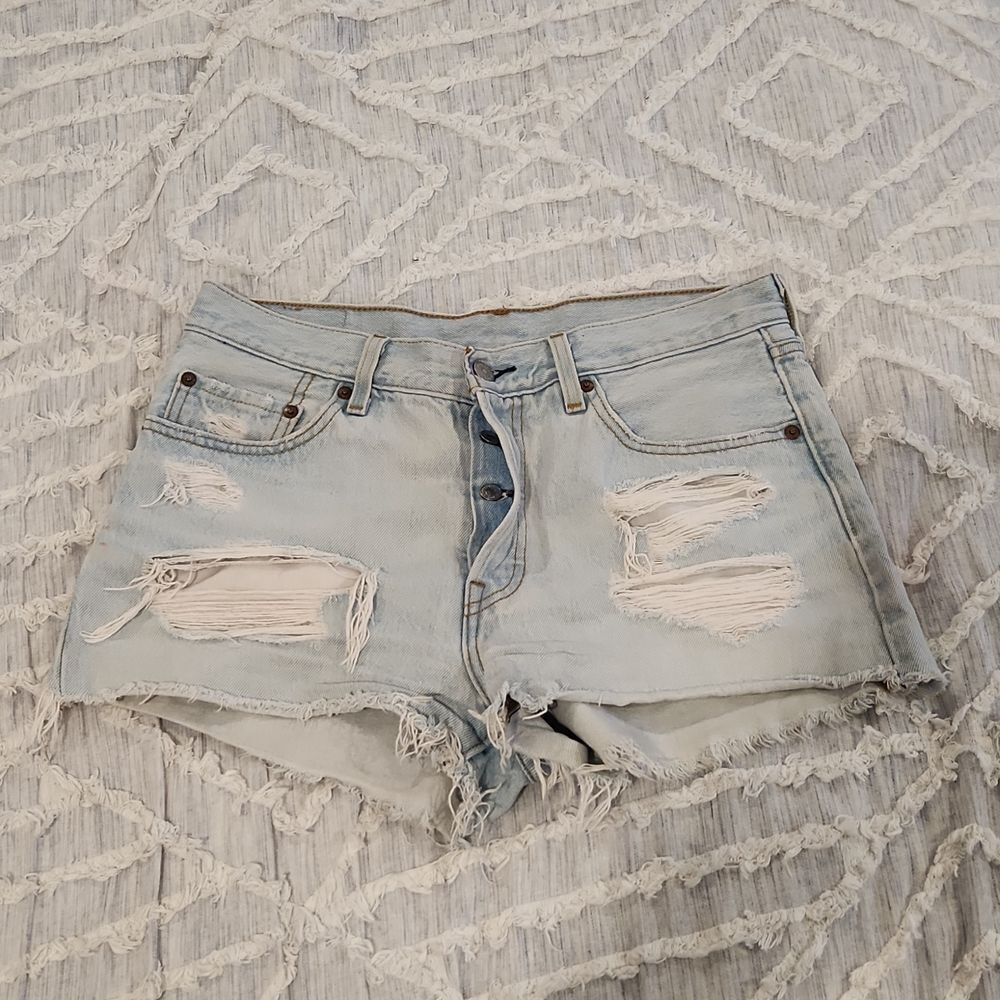 Light wash, button fly high waist Levi's jean shorts size 28! - Picture 1 of 13